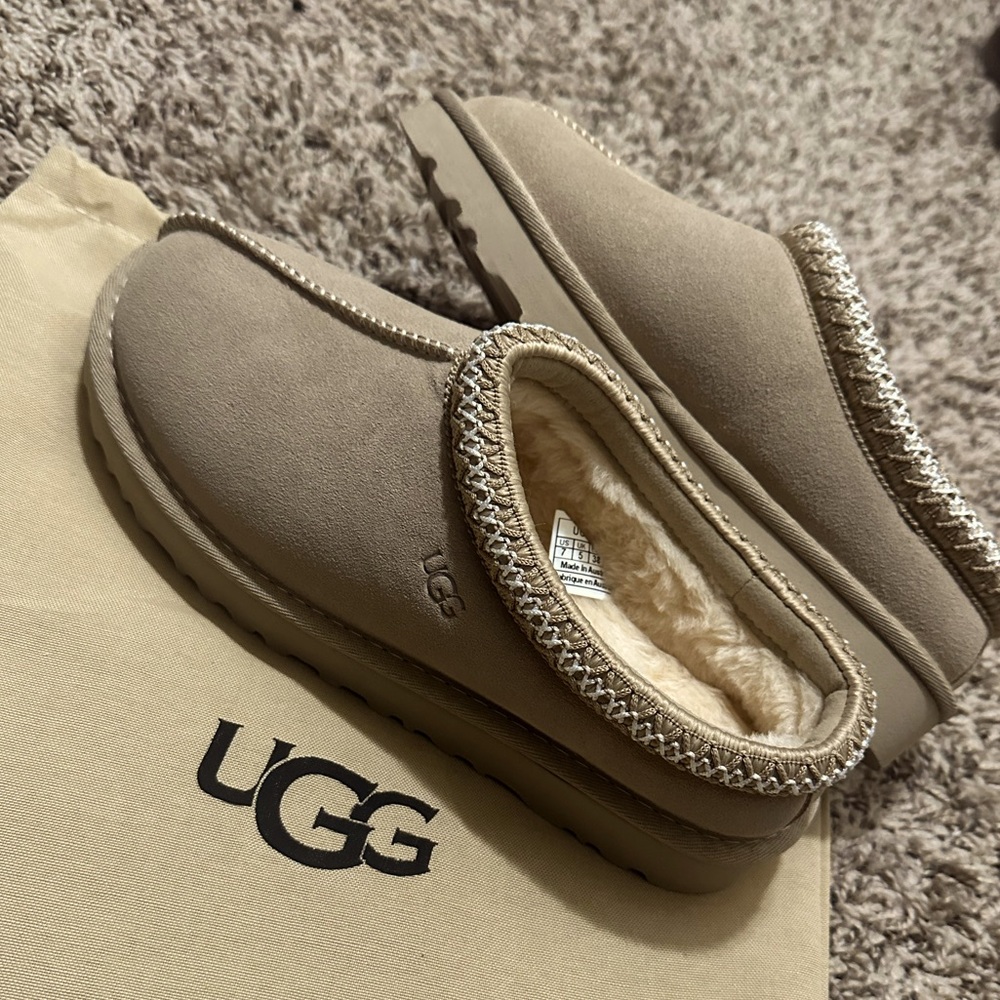 UGG Tasmans in Sand